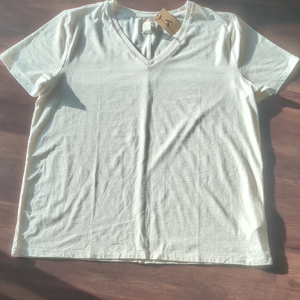 Amazon Cream V-Neck T-Shirt SIZE 2XL PERFECT FOR SEVERAL OCCASIONS ⛱️